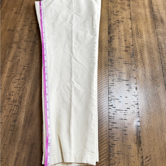 Uniqlo Women's Cream Capris - Picture 10 of 12